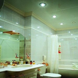 Натяжной потолок в ванной комнате