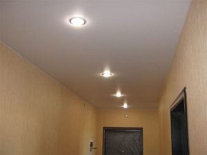 Натяжные потолки в коридор 5